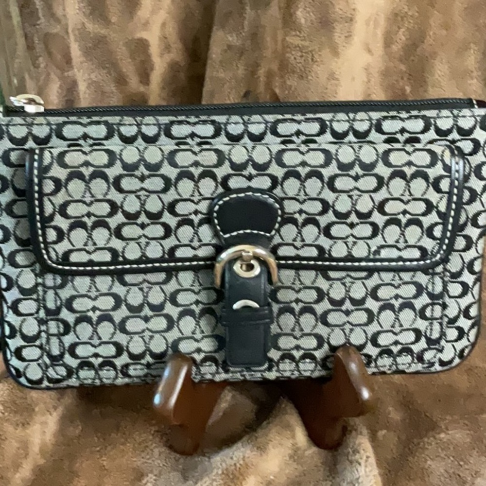 Vintage COACH Large Wristlet - Picture 2 of 8